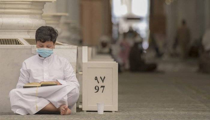 Gift from Umrah to children. Praying Muslime Mekka. Саудовская аравия дети