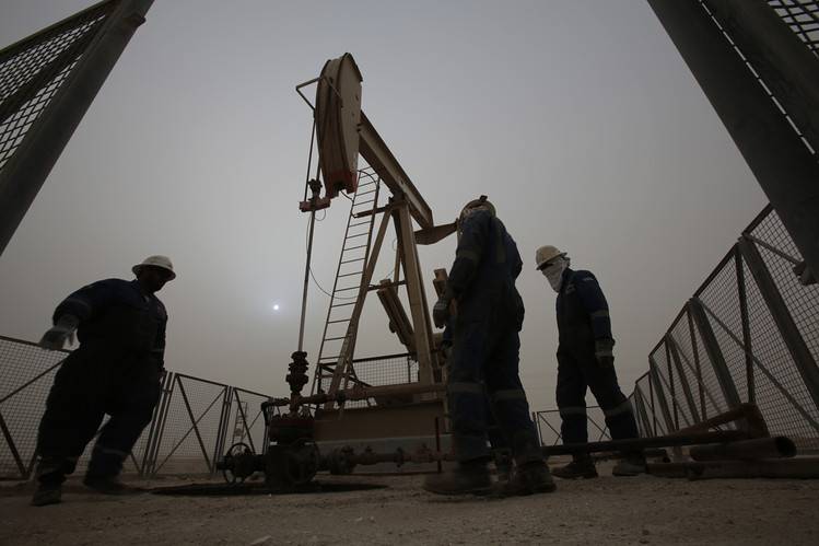 Oil prices fall as IEA predicts gradual rebound