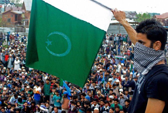 Pakistani flags waved at Geelani's rally in Indian-held Kashmir