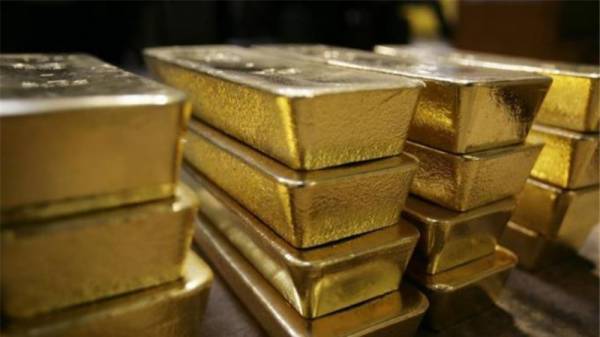 Gold price sinks to more than 5 year low