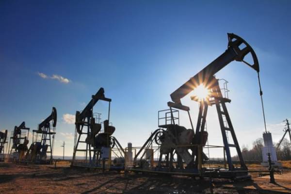 Oil prices languish as supply concerns linger