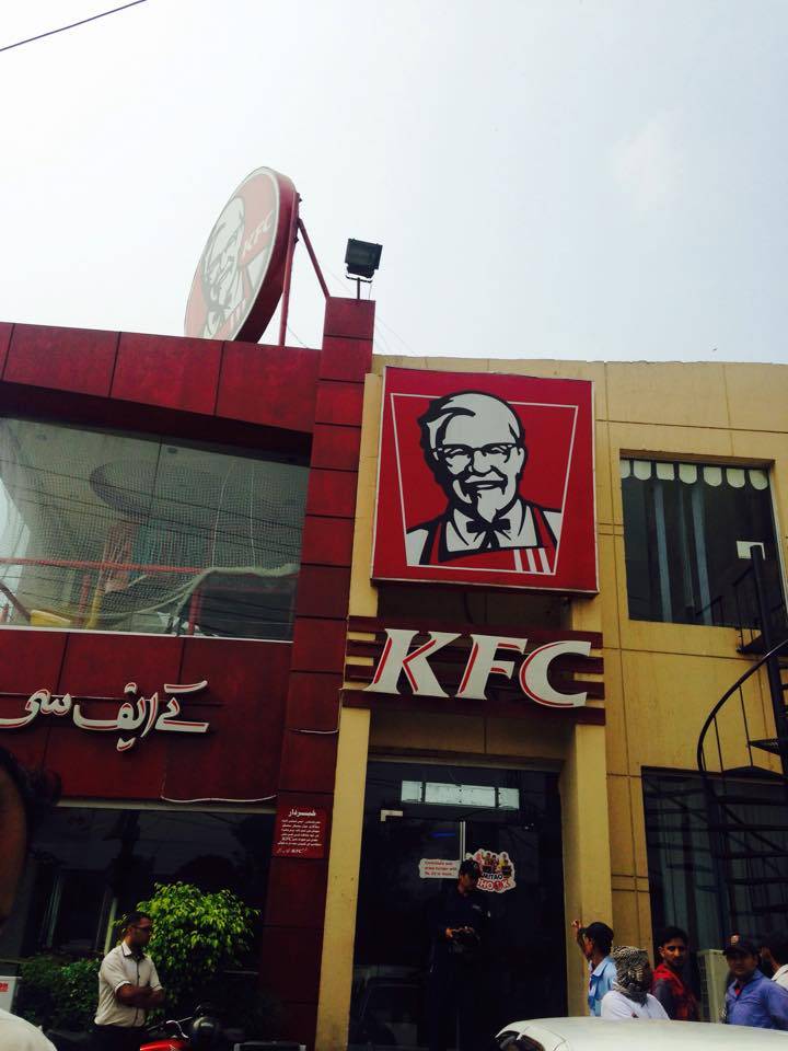 Rancid frying oil and spoiled vegetables, another KFC branch sealed