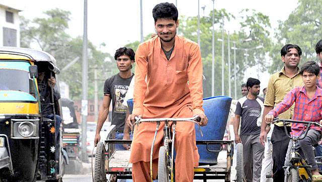 Muslim rickshaw-puller returns IRs 117,000 he found on roadside in India