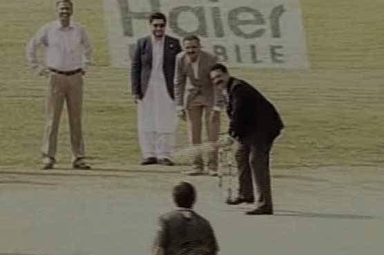 National XI v Pak Army XI: General Raheel Sharif tries his hand at batting