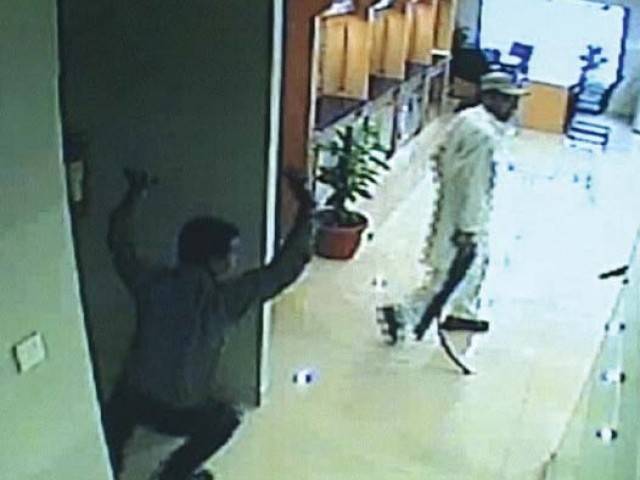 Karachi bank robbery: Dacoits flee with Rs 8 million