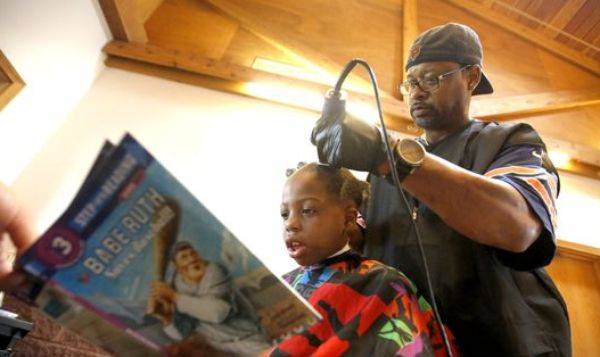 US barber gives free haircuts to kids who READ to him