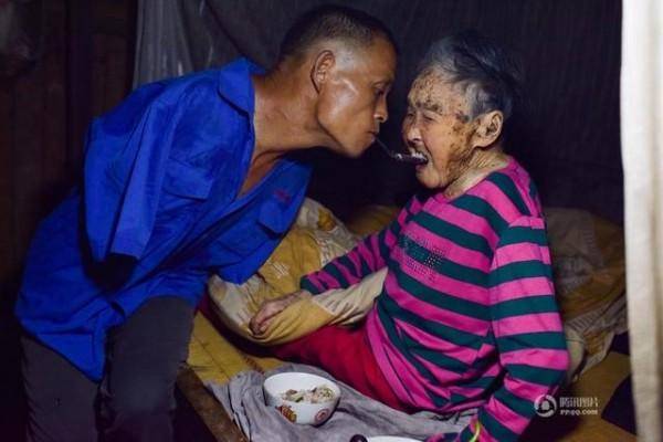 Armless Chinese cares for 91-year-old mother with his mouth and feet