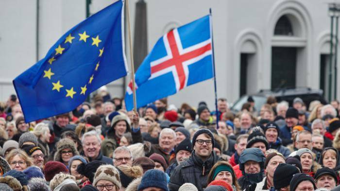 11,000 Icelanders open their homes for Syrian refugees, government forced to reconsider strict asylum law