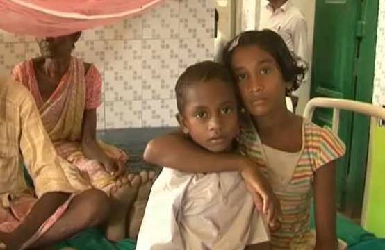 11-year-old Indian girl carries her brother hoisted on shoulders to a distant hospital saving his life