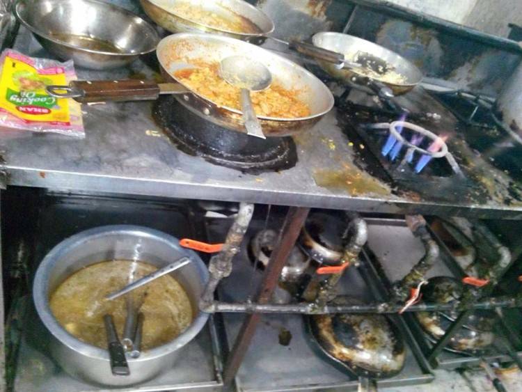 3 famous restaurants near Badshahi Mosque food street sealed