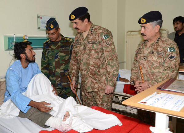 Gen Raheel, Air Marshal Aman visit CMH Peshawar to inquire health of injured soldiers