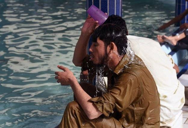 Heatwave grips Karachi again, four people die of heatstroke