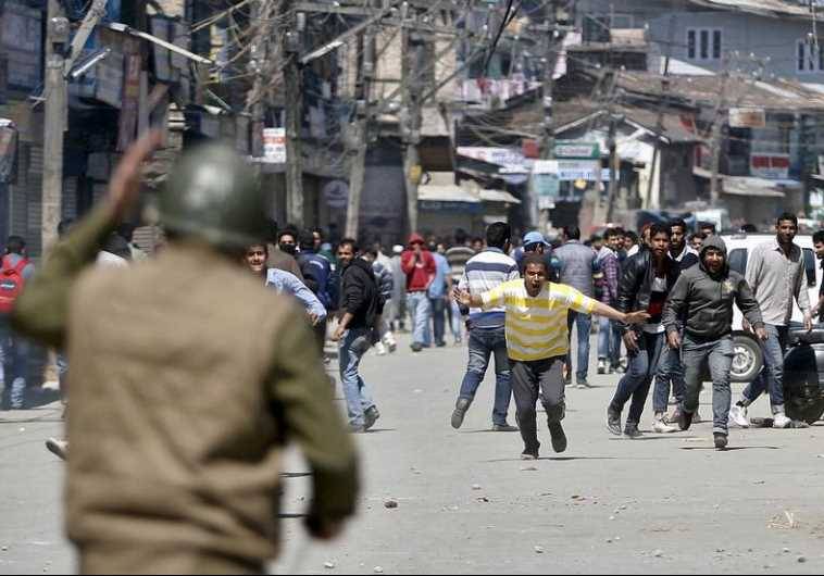 12 Kashmiris injured in clash with Indian police over beef ban