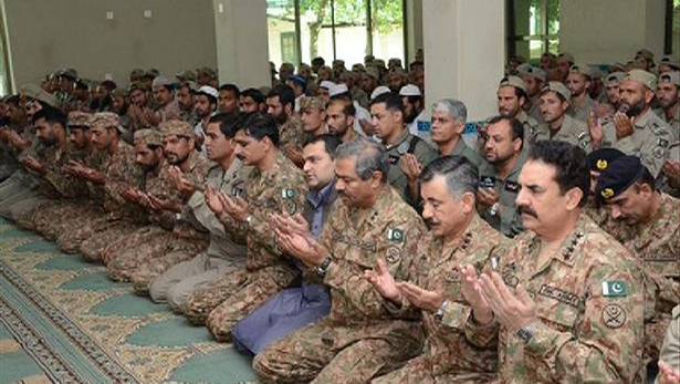 Gen Raheel offers Eid prayer with soldiers in Khyber Agency