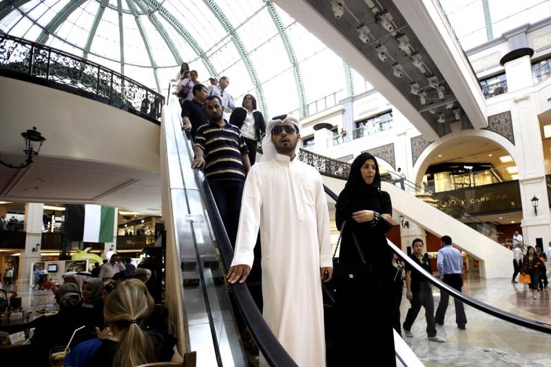 Woman faints after seeing husband with girlfriend in Kuwait shopping mall
