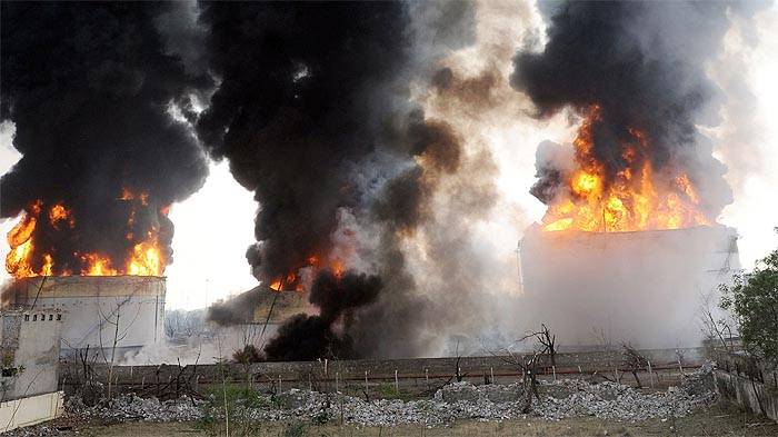 Lahore: 5 died as fire erupts in oil depot