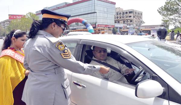 Traffic police to collect challan amount through mobile phone
