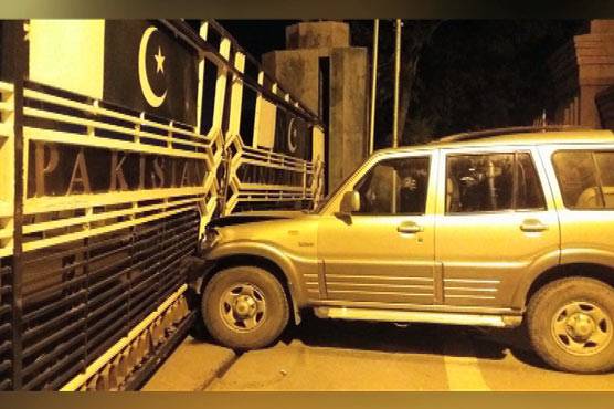 Drunk or daredevil? Indian man rams jeep into Wagah border gate