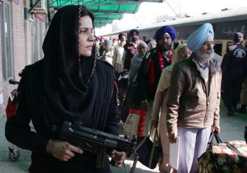 Picture of female Pakistani commando guarding Indian Sikh visitors goes VIRAL