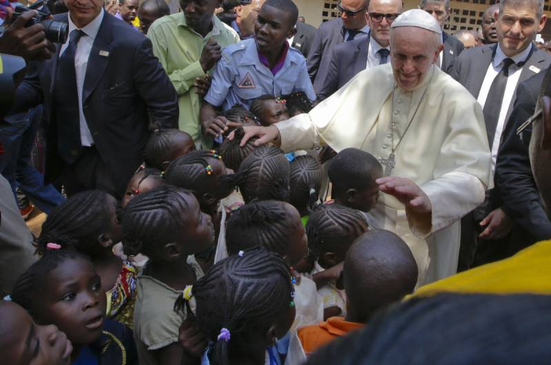 Pope Francis urges peace on visit to CAR mosque
