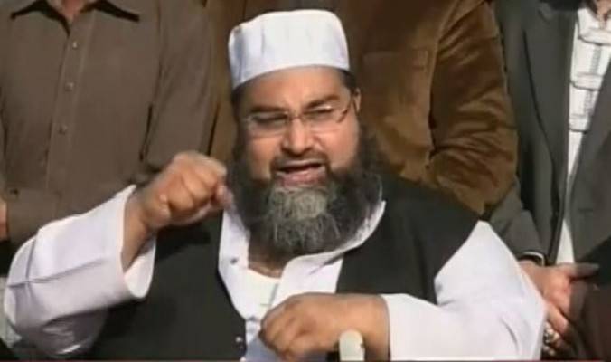 Maulana Sherani, Ashrafi grab one another's collars 'over Ahmadis' at CII meeting