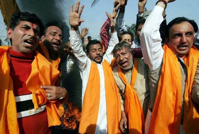 Shiv Sena extremists attack Pak-India exhibition