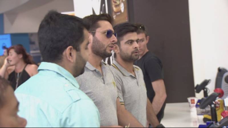 VIDEO: Fan comes to rescue Shahid Afridi in Auckland when he had no local currency at McDonald’s