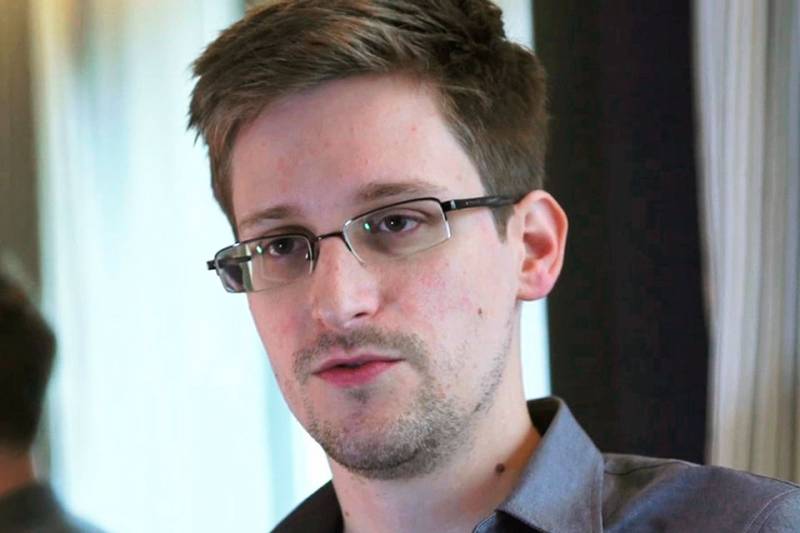 Has Edward Snowden asked female fans not to send him nude pictures?