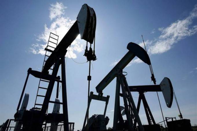Oil prices rebound in Asia but glut woes remain