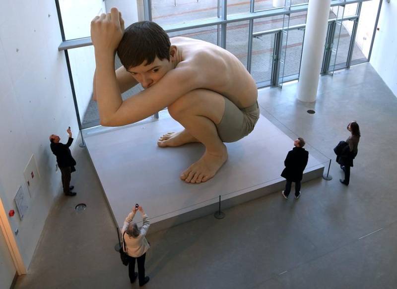 PICTURES: These hyper-realistic huge sculptures by Ron Mueck will amaze you (and creep you out)