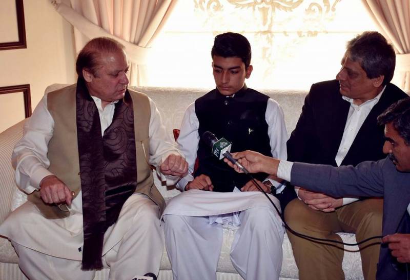 VIDEO: PM Nawaz meets cancer patient Anwarullah Afridi to fulfill his desire