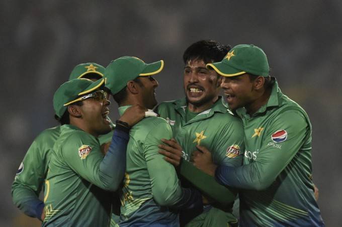 Malik, Umar Akmal take Pakistan to a 7-wicket win over UAE
