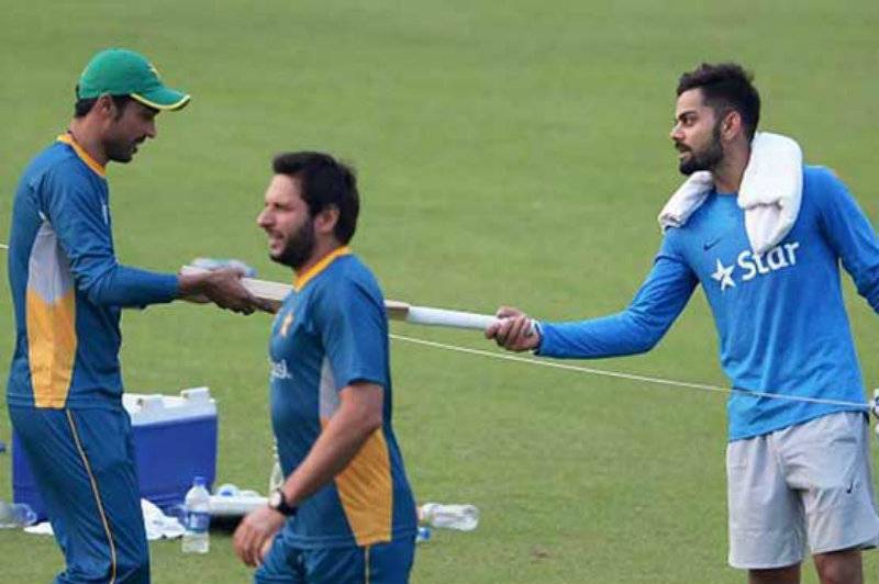 Virat Kohli gifts his bat to Mohammad Amir