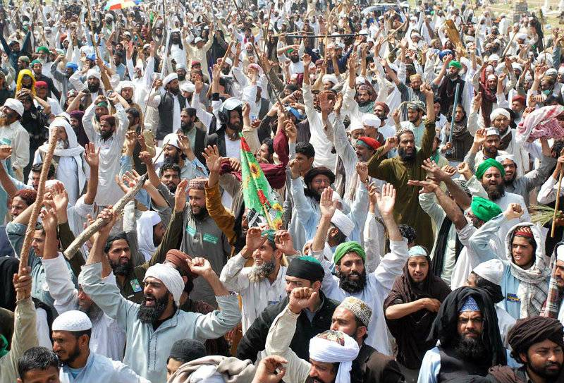 Government woos pro-Qadri protestors to leave Islamabad's D-Chowk