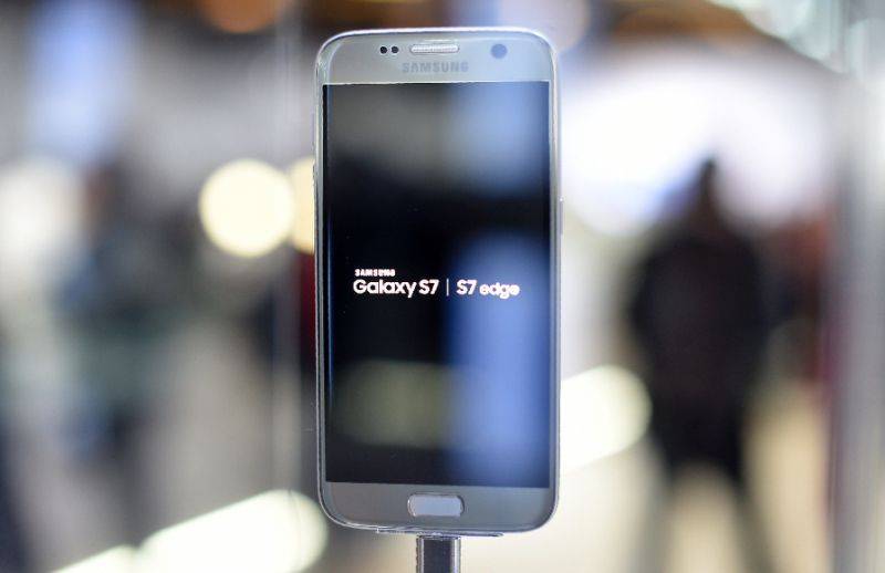 Early smartphone launch boosts Samsung profits