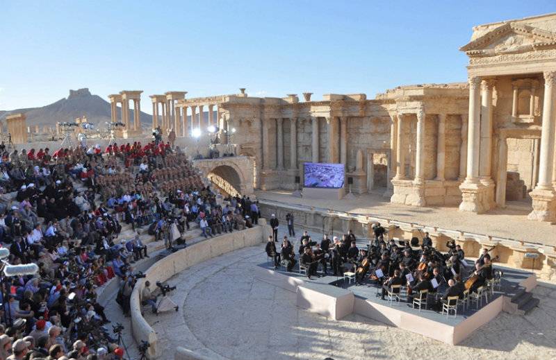 Praying for Palmyra: Russian maestro holds special concert in ancient Syrian city