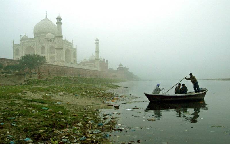 Pollution turning Taj Mahal yellow and green