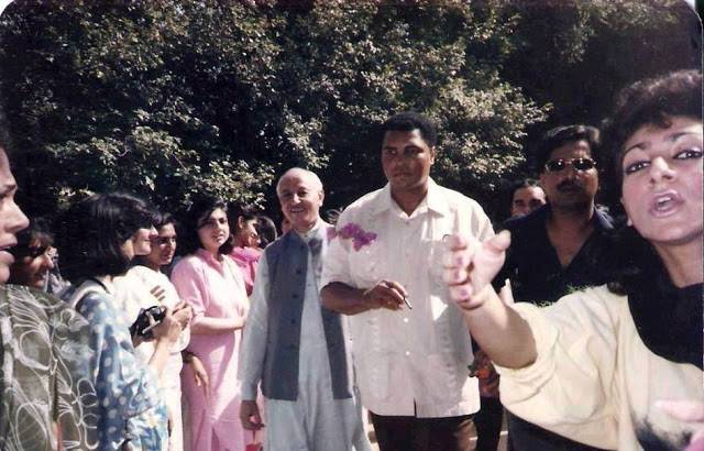 RARE PHOTO: Boxing legend Muhammad Ali meeting Sultan Rahi, visiting Data Darbar in 80's