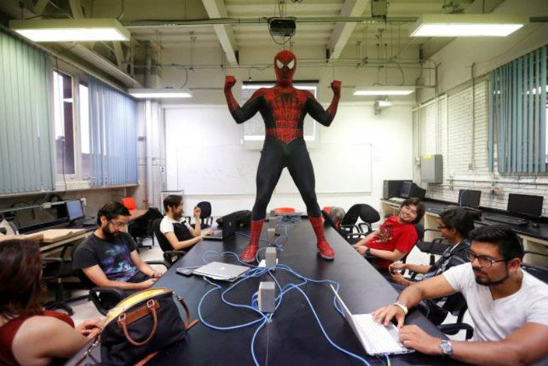 VIDEO: ‘Spider-Man’ becomes a college professor in Mexico
