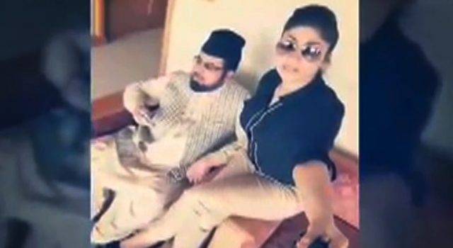 Mufti Qavi removed from Ruet-e-Hilal Committee after controversial selfies with Qandeel Baloch
