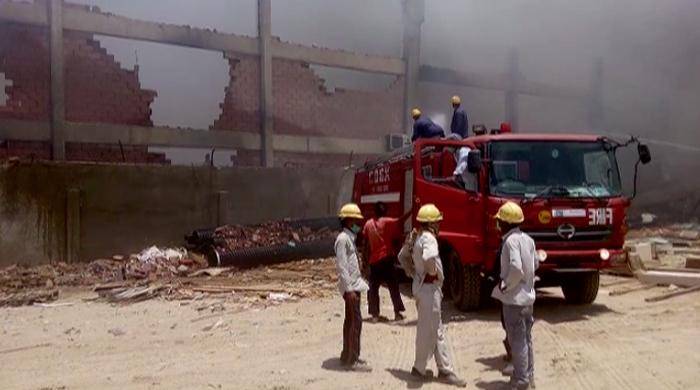 Fire Brigade struggles to put out blazing fires in 3 separate locations in Karachi