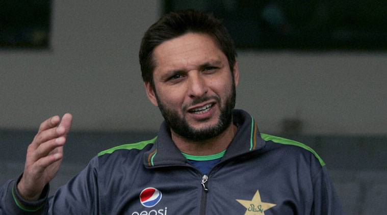 Afridi calls Pakistan head coach Mickey Arthur; tries to slip his way back into team