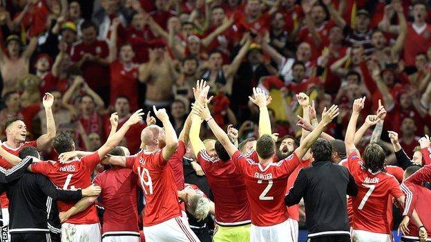 Euro 2016: Robson-Kanu fires Wales to historic semi-final
