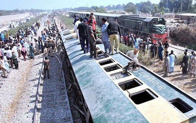 24 injured as train derails in Khanewal
