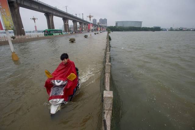China floods leave more than 100 dead: report