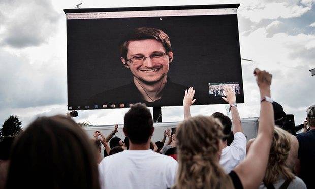 Edward Snowden is designing a phone case that will hinder phone surveillance
