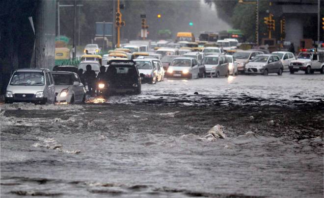 Thousands stranded near New Delhi as rains flood roads