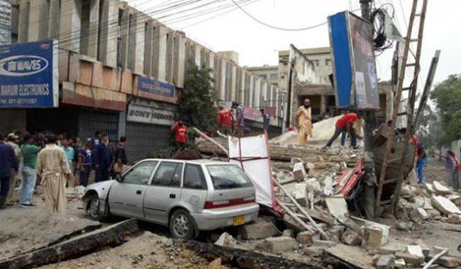 Karachi Saddar: Building collapses, trapping many inside the rubble