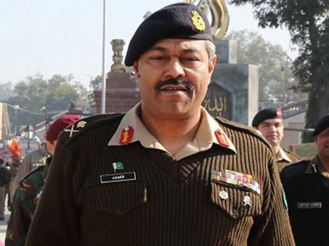Gen. Amir Riaz gifts his badges to blast victim journalist's daughter (Video)