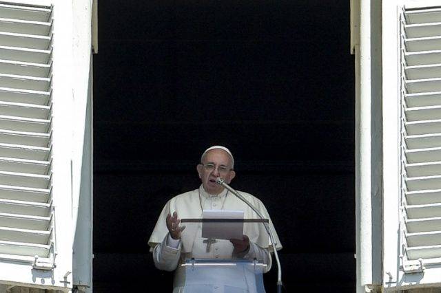 Pope in surprise visit to ex-prostitutes in Rome